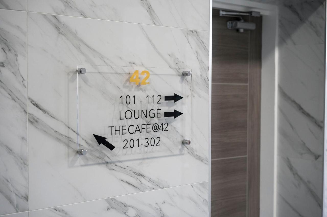 42 อพาร์ท โฮเทล Hotel สกันโธรป ภายนอก รูปภาพ